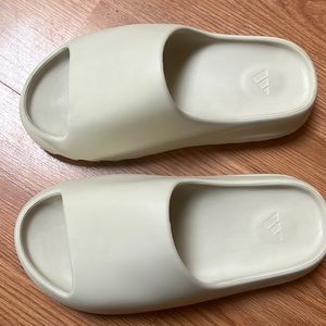 Yeezy slides men size 7 excellent condition !